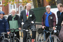 Jon Snow, CTC President, meets members outside Nottingham Playhouse 6/11/07